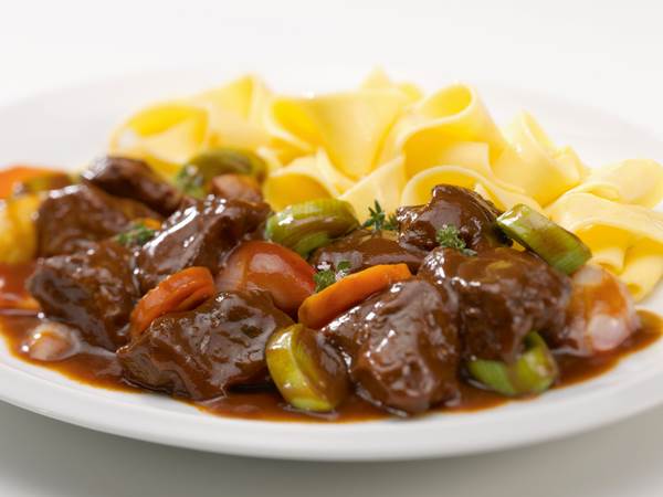 TK Block Menü Lammgulasch, in kräftiger Rosmarin-Thymian-Sauce geschmort mit 250 G/PO Schalotten und Würzelgemüse, Fleischeinwaage 47%,