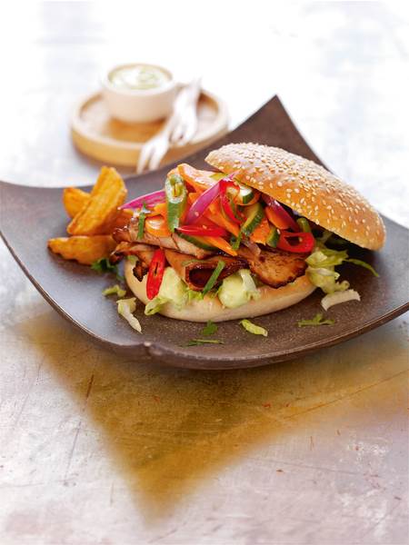 TK Schulstad Hamburger Sesam Brötchen PUR, 125 mm Durchmesser, geschnitten, 12 ST/BT ohne deklarationspflichtige Zusatzstoffe, für 100g Burgerfleisch geeignet